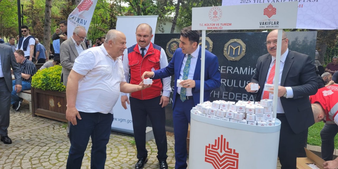 Vakıflar Bilecik’te lokum dağıttı