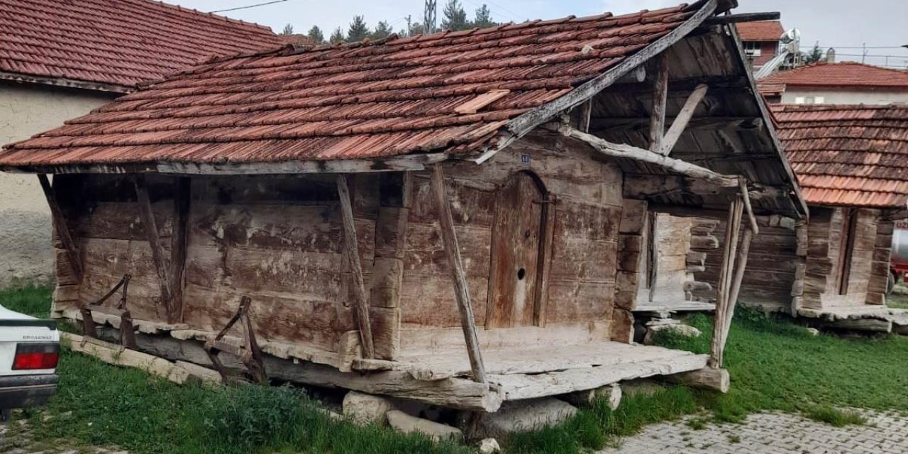 Çivisiz Ahşap Ambarlar Zamana Direniyor