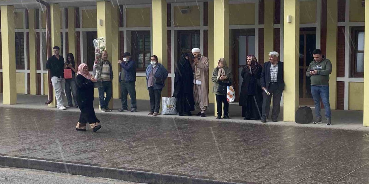 Islanmamak İçin Kapalı Alanların Girişlerine Sığındılar