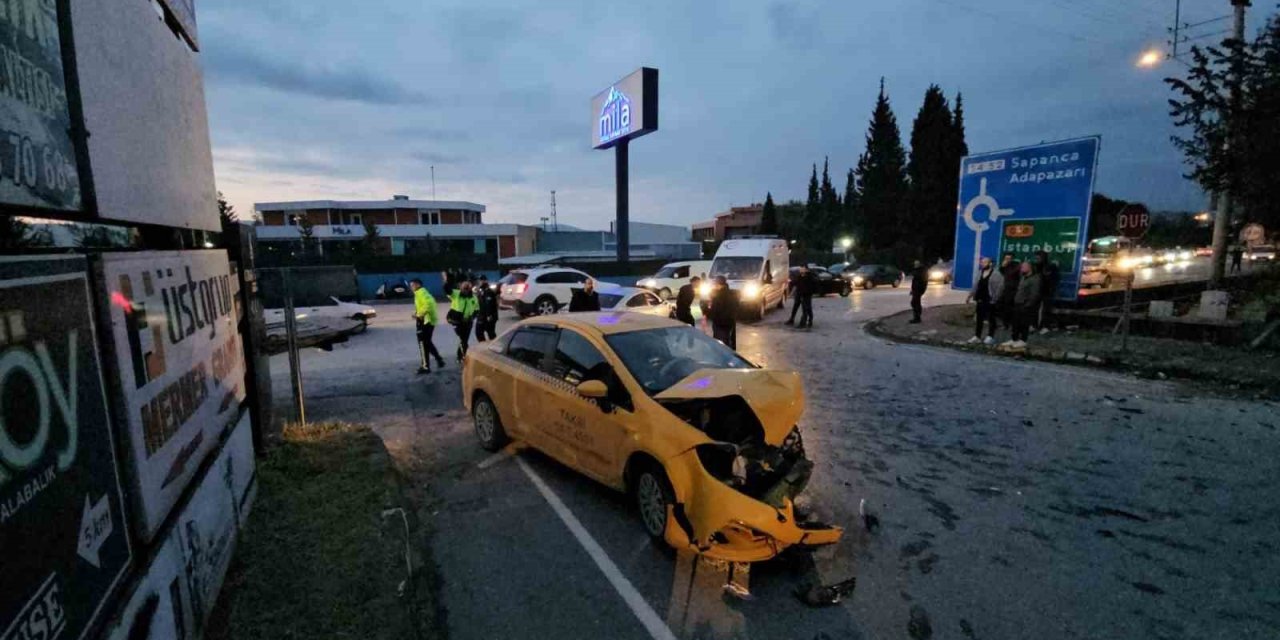 Ticari Taksi Ve Otomobil Çarpıştı: 6 Yaralı