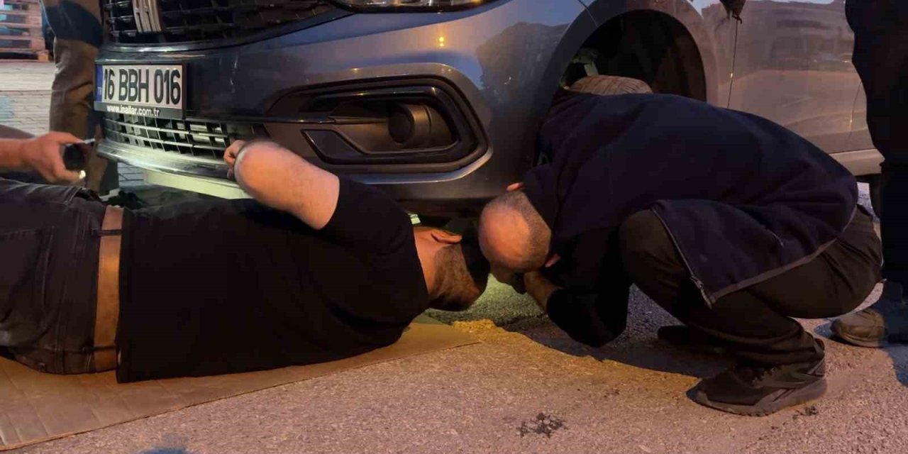Otomobilin Motoruna Giren Kedi, Yaklaşık 2 Saat Sonra Çıkarıldı