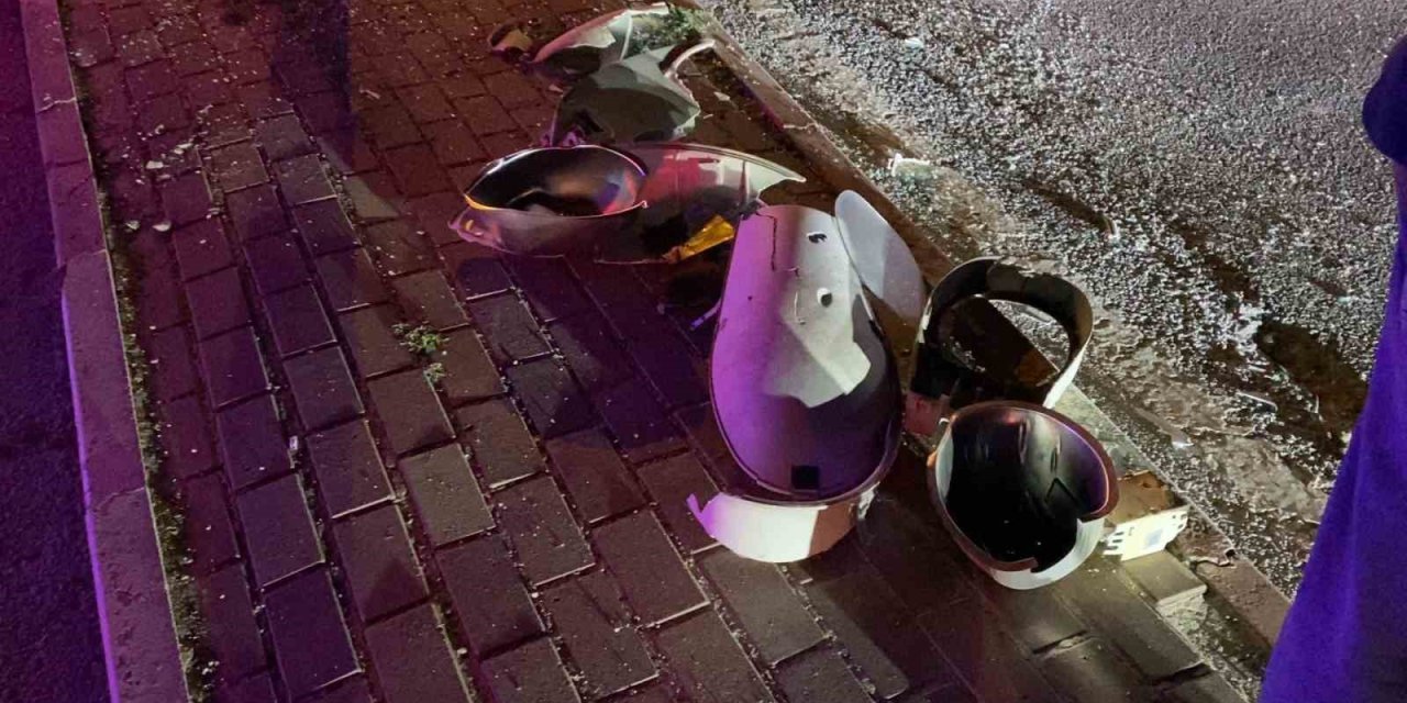 Kontrolden Çıkan Otomobil Aydınlatma Direğine Çarptı: 2 Yaralı