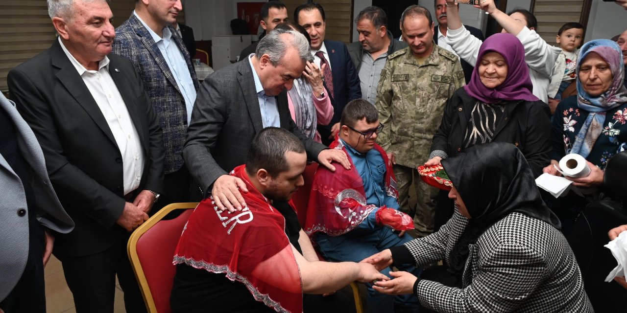 Bozüyük'te Engelli Gençlere Asker Kınası Yakıldı