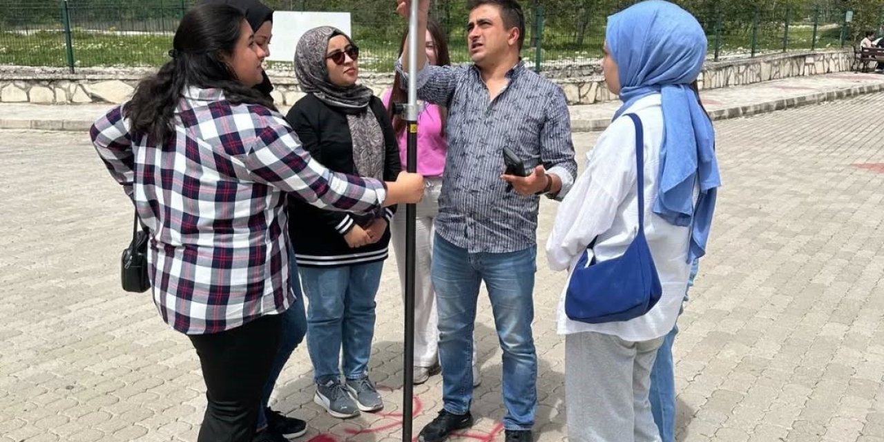 "Ölçme Aletlerinin Kullanımı Ve Drone İle Harita Uygulaması" Konulu Konferans Verildi
