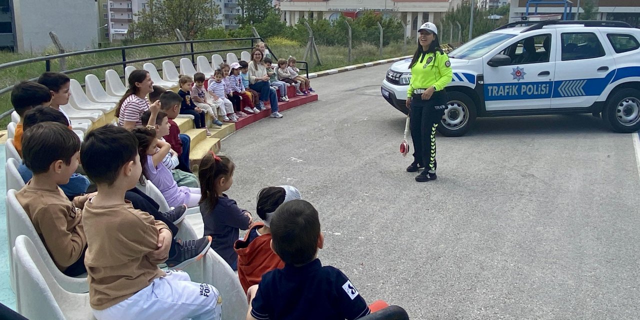 Minik Öğrencilere Trafik Kuralları anlatıldı