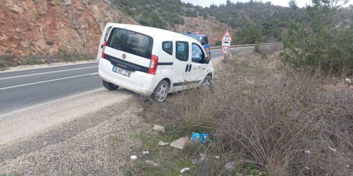 Kontrolden çıkan araç refüje çarptı!