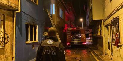 İtfaiye eri Türk bayrağını yanmaktan kurtardı