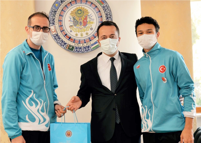 vali-senturk-rekortmen-sporcuyu-kabul-etti2.jpg