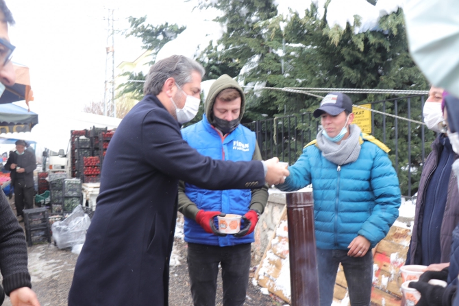 baskan-suerden-pazarci-esnafina-corba3.jpg