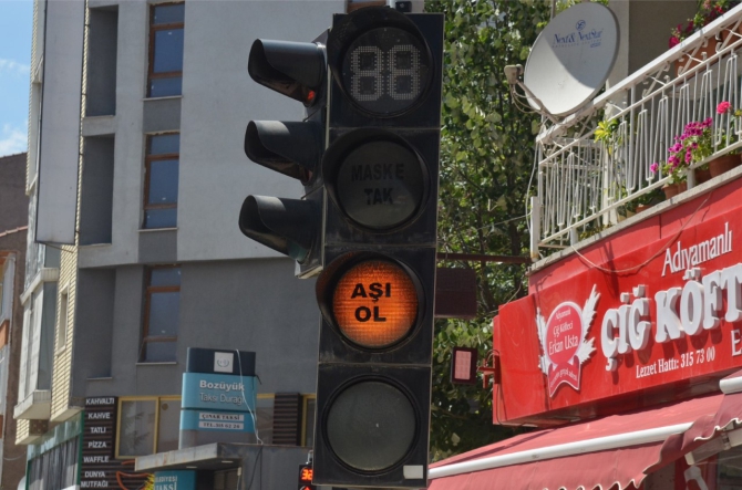 trafik-isiklarindan-asi-ol-cagrisi2.jpg