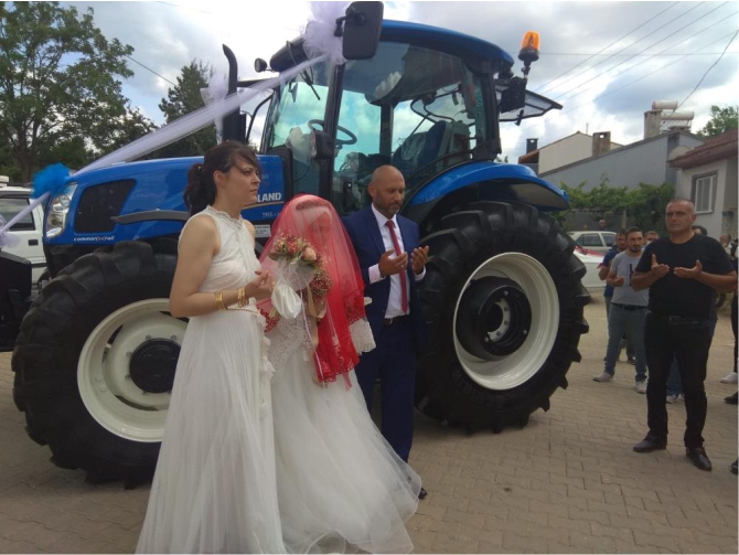 traktoru-gelin-arabasi-yapti2.jpg