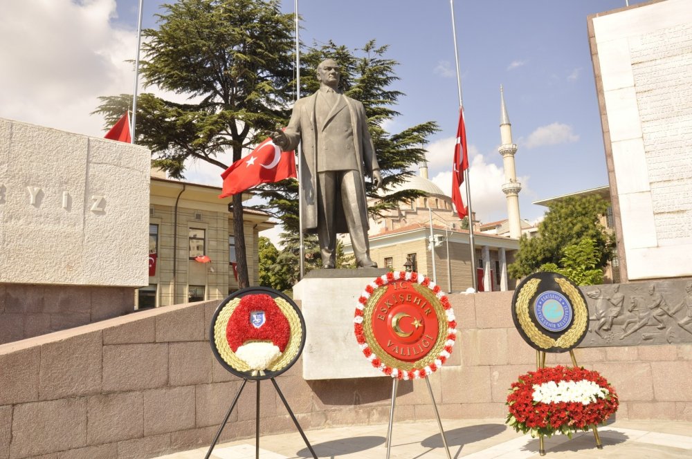 Eskişehir’in Kurtuluşu, valilik meydanındaki törenle kutlandı