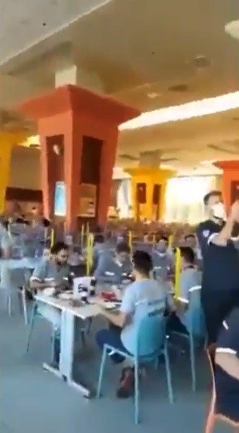 Fabrikadaki işçiler eylem yaptı