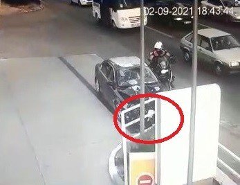 Polisten kaçan 2 kişi genç kadına çarptı!
