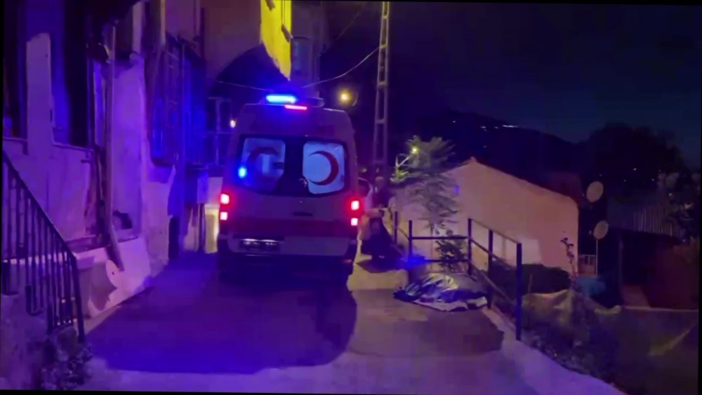 Hırsızlara karşı evi kontrole giden enişte ve yeğenini hırsızlar bıçakladı