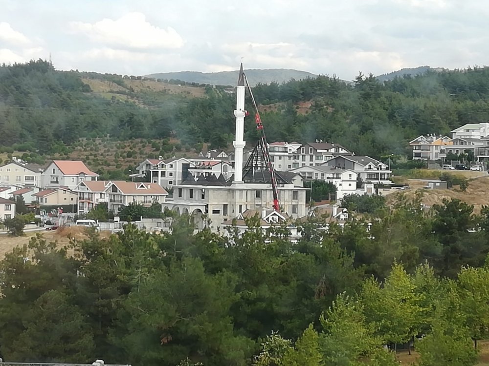 Beşik gibi sallanan minareyi söktüler