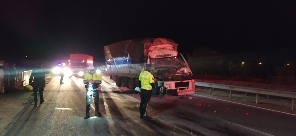 Domates yüklü kamyon tıra çarptı!