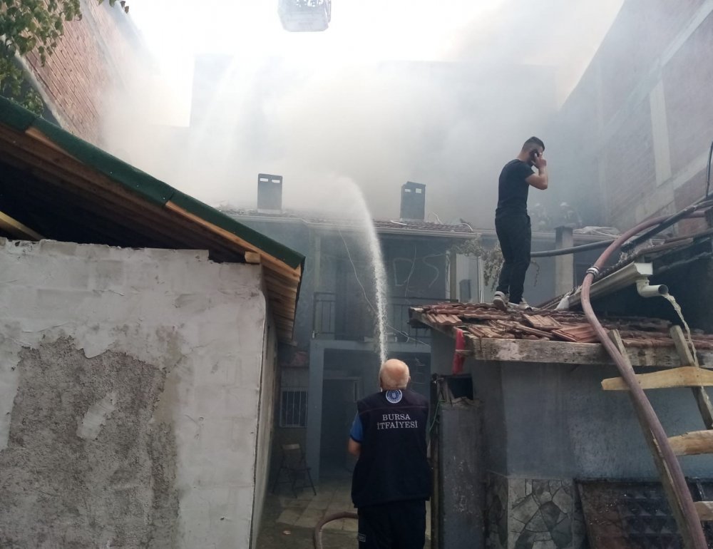 Salça yaparken apartmanda yangın çıktı