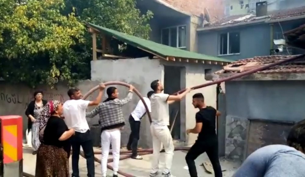 Salça yaparken apartmanda yangın çıktı