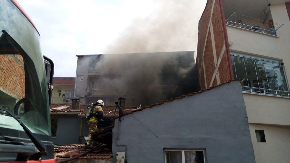 Salça yaparken apartmanda yangın çıktı