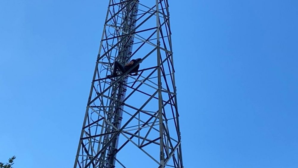 Çıktığı elektrik direğinde sızdı!