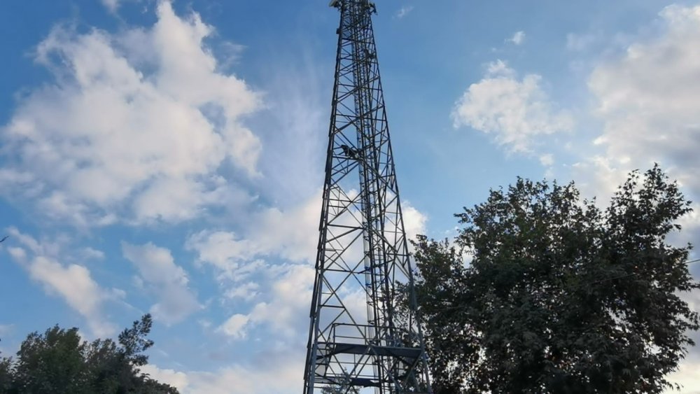 Çıktığı elektrik direğinde sızdı!