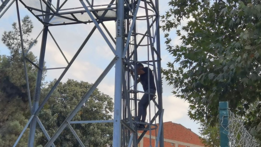 Çıktığı elektrik direğinde sızdı!