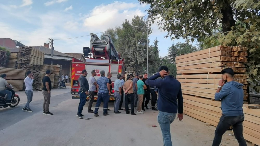 Çıktığı elektrik direğinde sızdı!