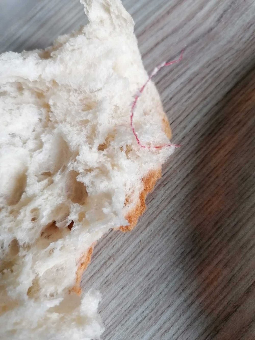 Ekmeğin içinden çıkanı görünce şok oldu!