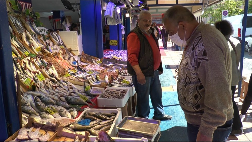 Balık tezgâhları havaların soğumasını bekliyor