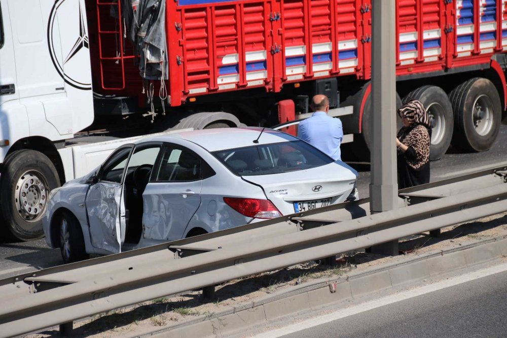 2 otomobil ve  TIR çarpıştı
