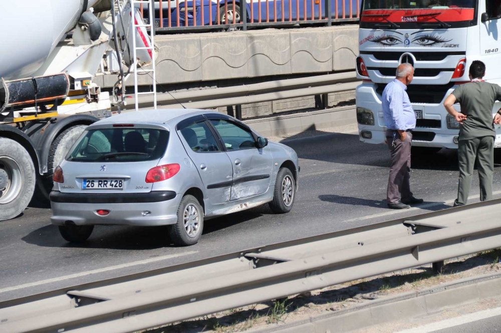 2 otomobil ve  TIR çarpıştı