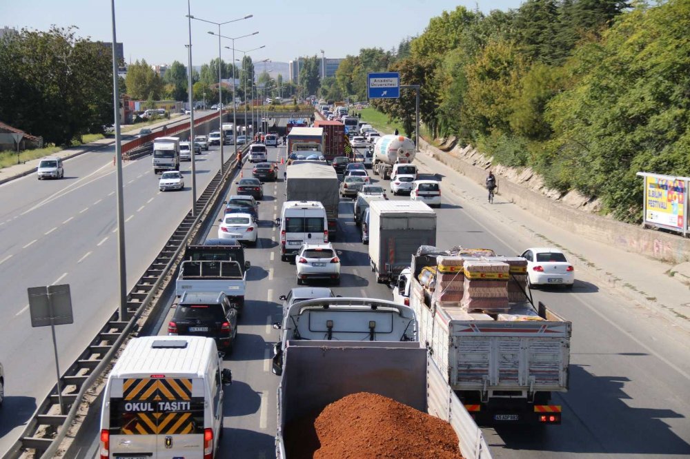 2 otomobil ve  TIR çarpıştı