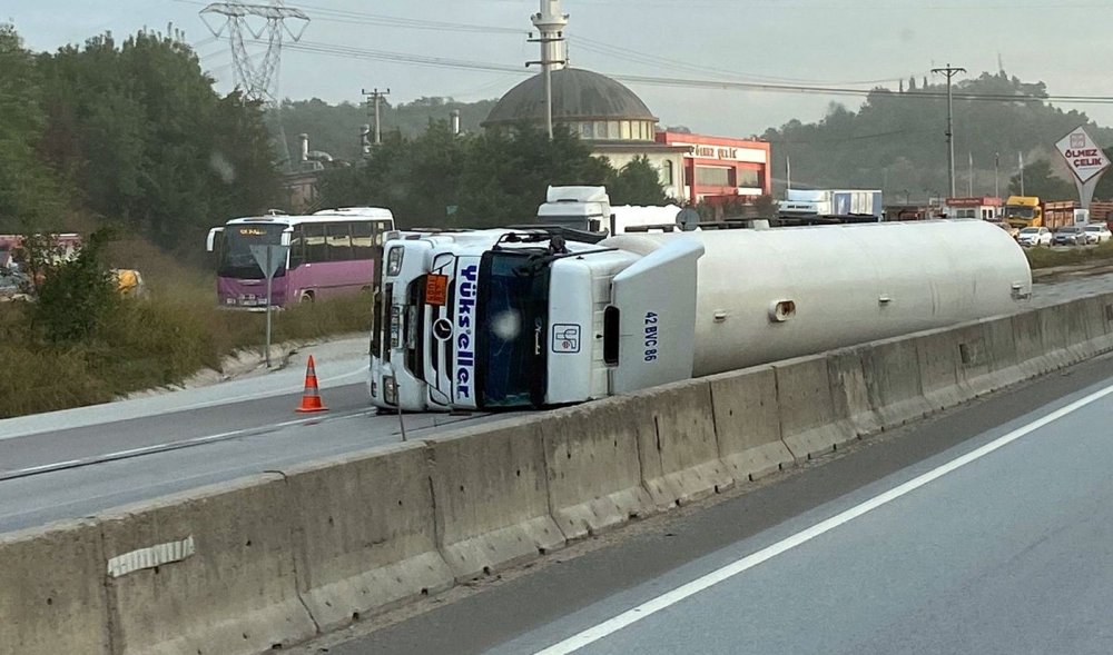 Kontrolden çıkan gaz yüklü tanker yan yattı
