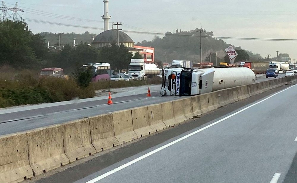 Kontrolden çıkan gaz yüklü tanker yan yattı