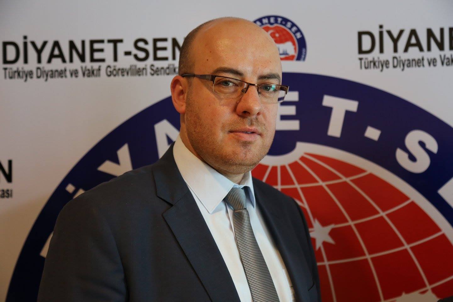 din-gorevlilerimi-toplumun-onderleridir.jpg