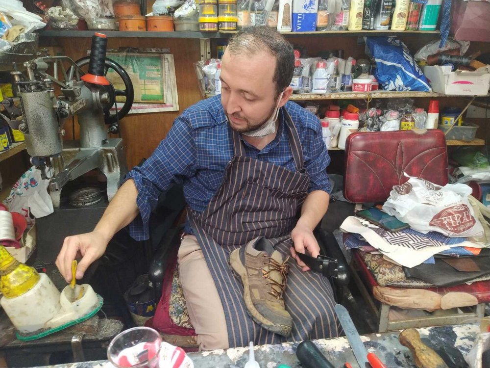 Kış kapıyı çaldı, ayakkabı tamircilerinin yüzü güldü