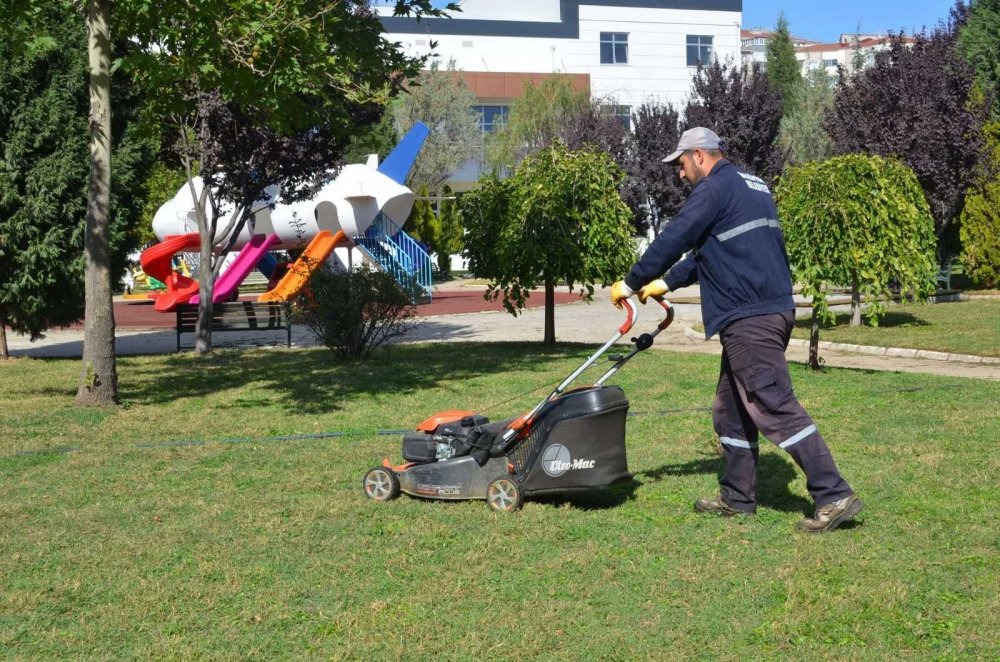 Bozüyük'te Temizlik ve Park Bakımları aralıksız devam ediyor!