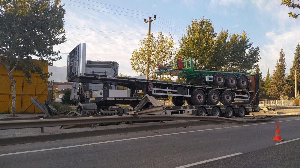 D-650 karayolunda kontrolden çıkan tır bariyerlere çarptı: 1 yaralı