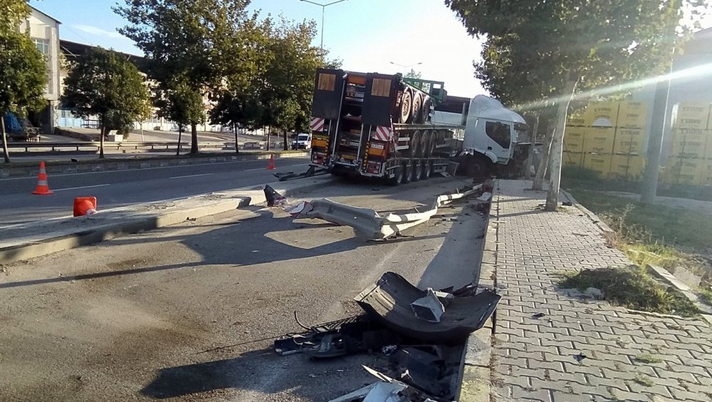 D-650 karayolunda kontrolden çıkan tır bariyerlere çarptı: 1 yaralı