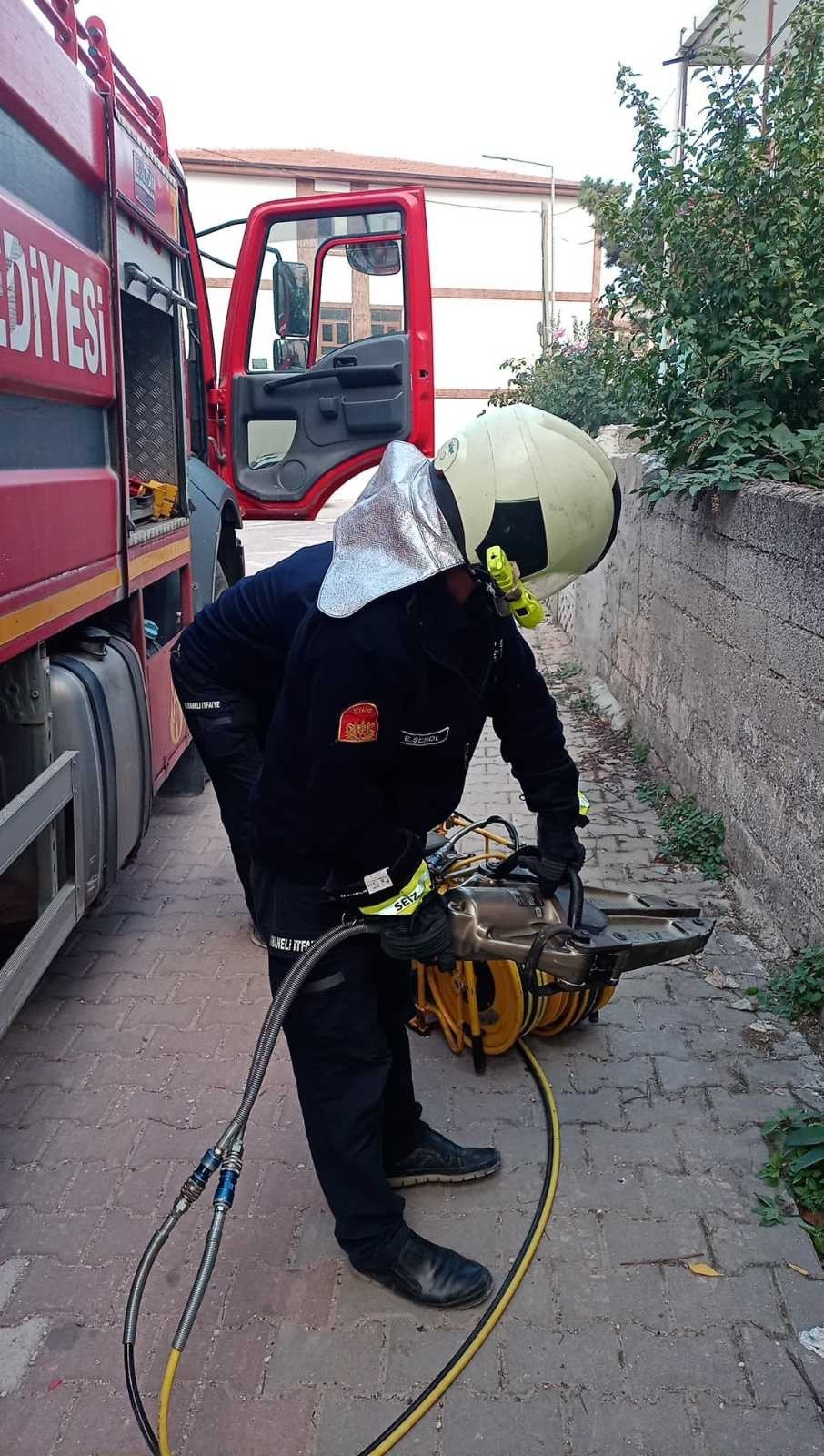 Demir parmaklıklara sıkışan kirpiyi itfaiye ekipleri kurtardı