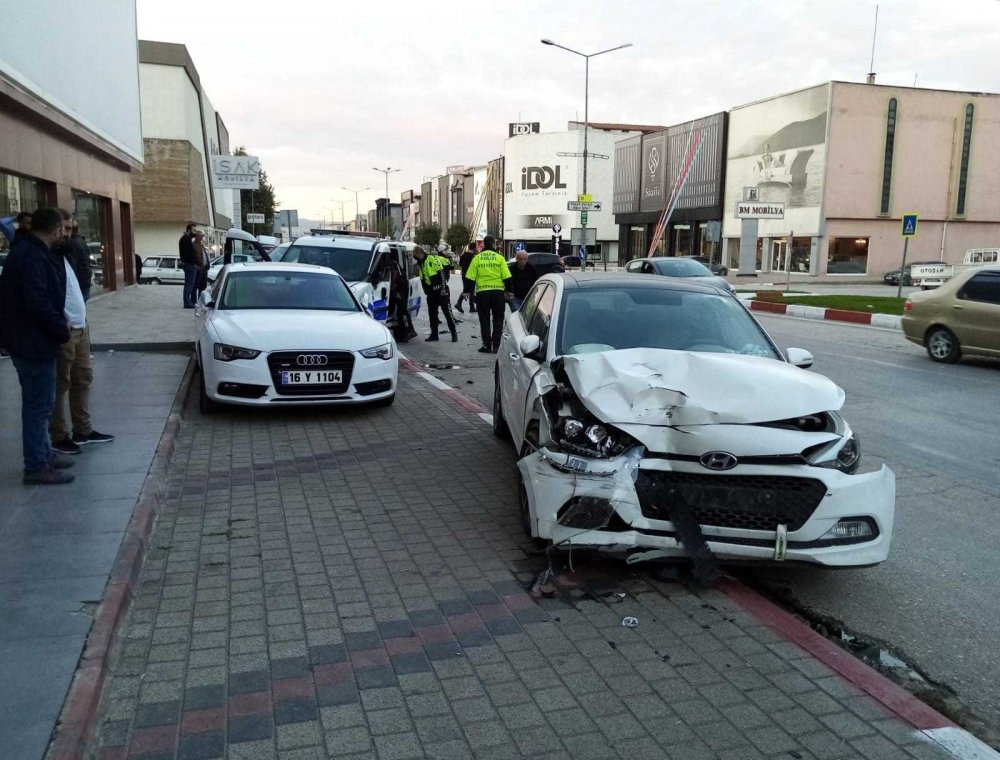 Otomobil ile polis otosu çarpıştı: 2’si polis 3 yaralı