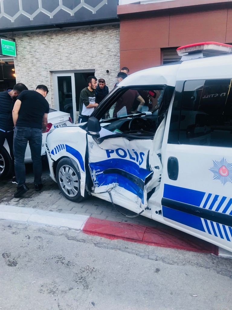 Otomobil ile polis otosu çarpıştı: 2’si polis 3 yaralı