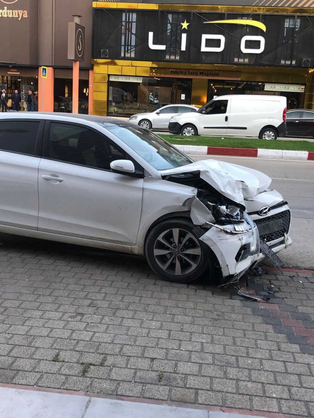 Otomobil ile polis otosu çarpıştı: 2’si polis 3 yaralı