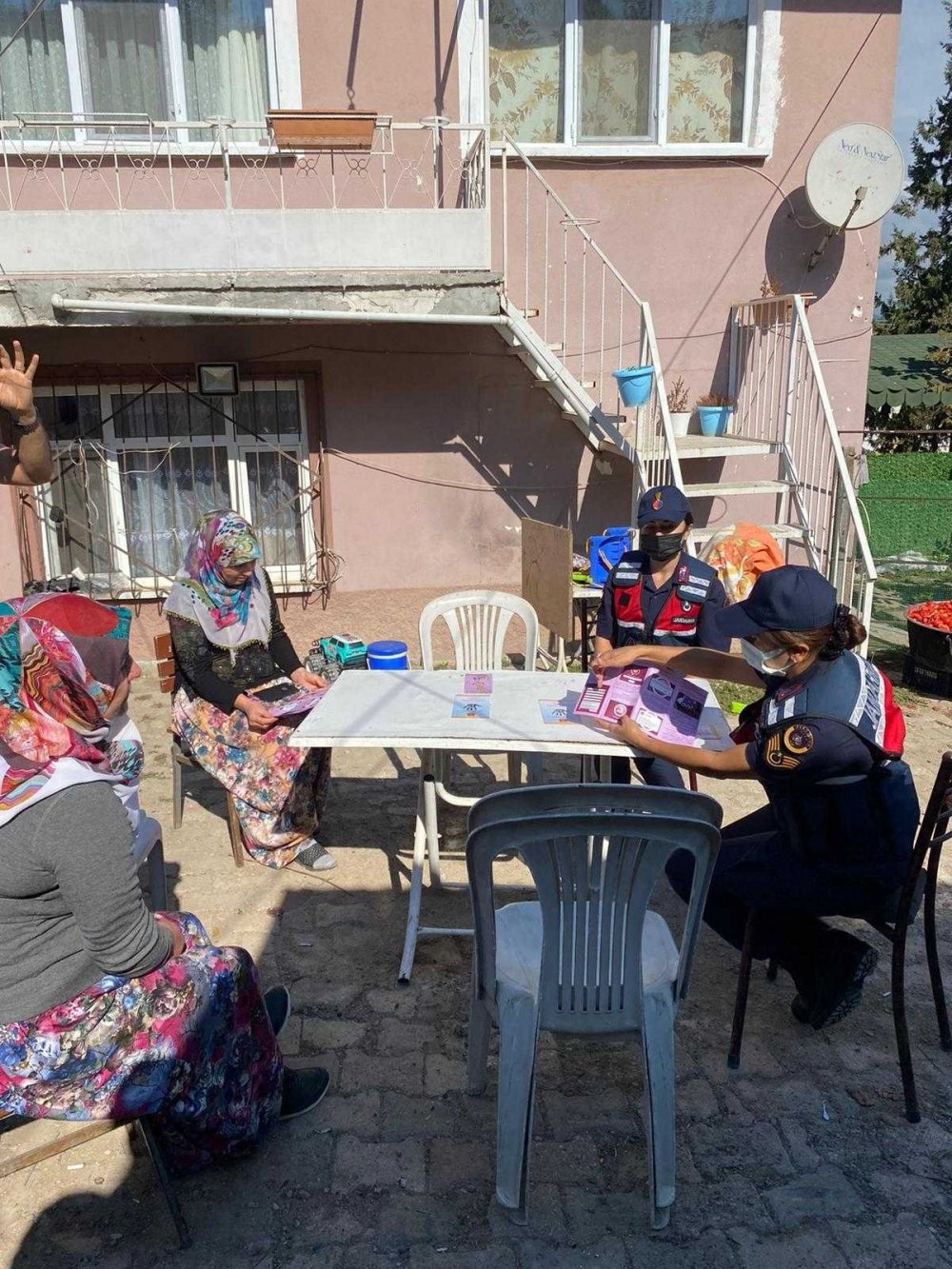 Bilecik’te bayan jandarma ekipleri KADES uygulamasını tanıttı