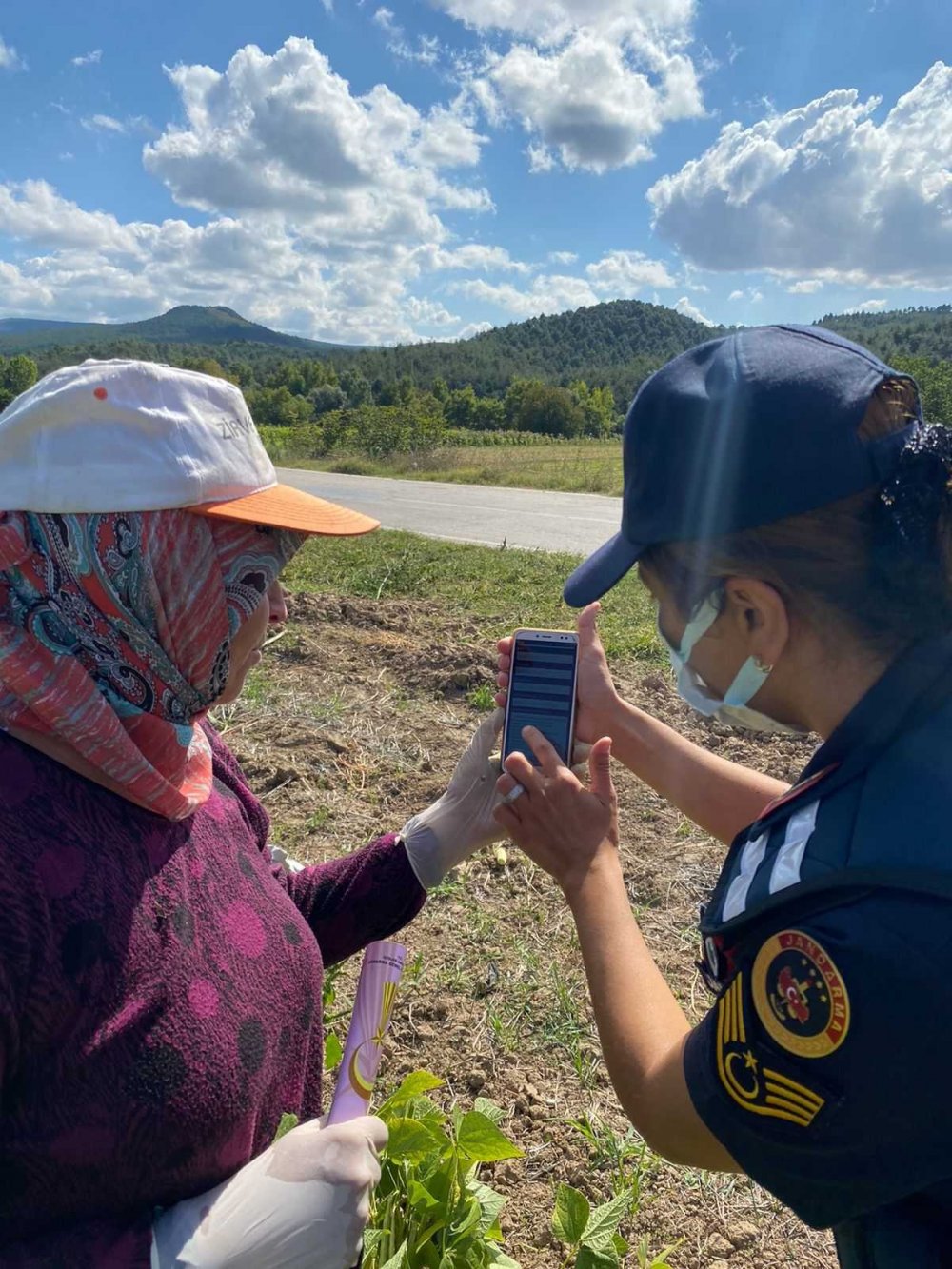 Bilecik’te bayan jandarma ekipleri KADES uygulamasını tanıttı