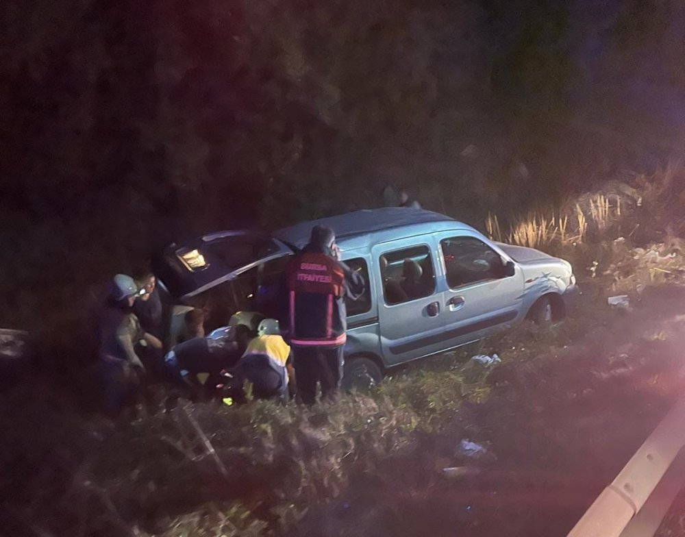 Hafif ticari araç şarampole yuvalandı: 1 ölü, 2 yaralı