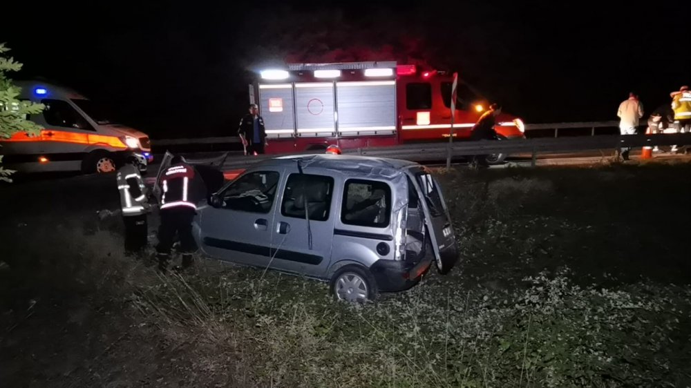 Hafif ticari araç şarampole yuvalandı: 1 ölü, 2 yaralı