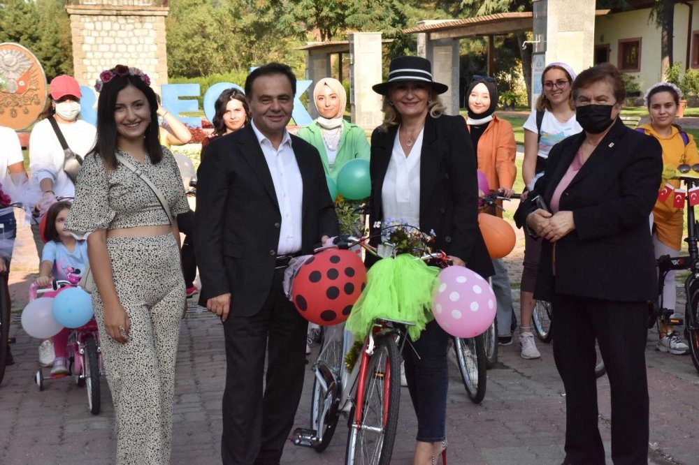 (ÖZEL) Bilecik’te ’Süslü Kadınlar Bisiklet Turu’ renkli görüntülere sahne oldu