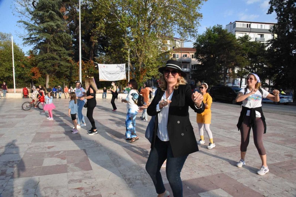 (ÖZEL) Bilecik’te ’Süslü Kadınlar Bisiklet Turu’ renkli görüntülere sahne oldu